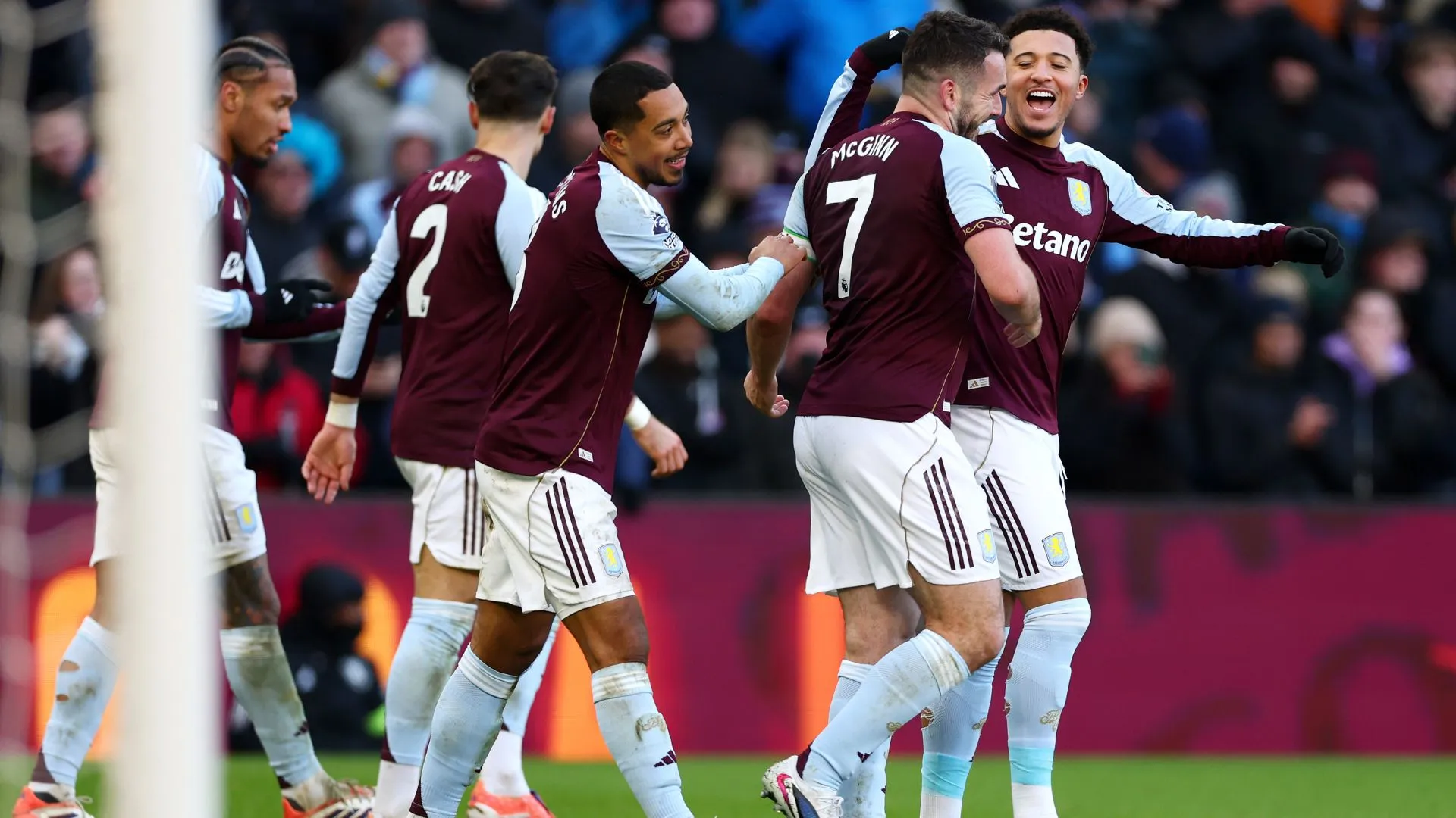 Aston Villa ganhou e ultrapassou o Manchester City, na Premier League (foto: Mark Thompson/Getty Images)