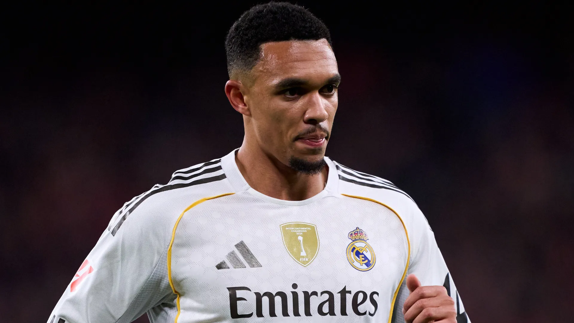 Alexander-Arnold aparece com o rosto sério durante um jogo pelo Real Madrid
