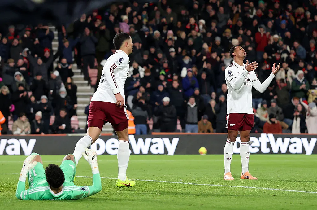 Gabriel Magalhães falha e Arsenal sai em desvantagem no confronto. (Photo by Michael Steele/Getty Images)