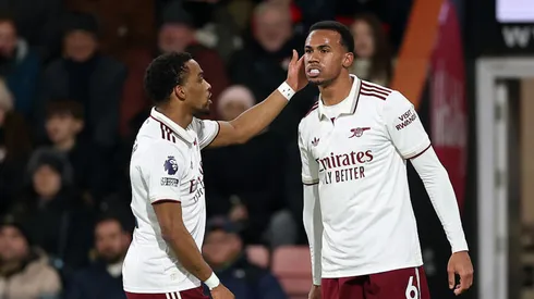 Gabriel Magalhães comemora gol com a camisa do Arsenal. Richard Heathcote/Getty Images.