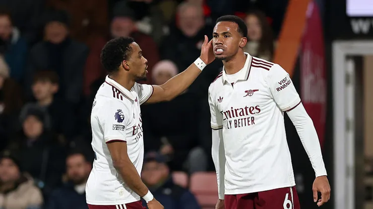 Gabriel Magalhães comemora gol com a camisa do Arsenal. Richard Heathcote/Getty Images.
