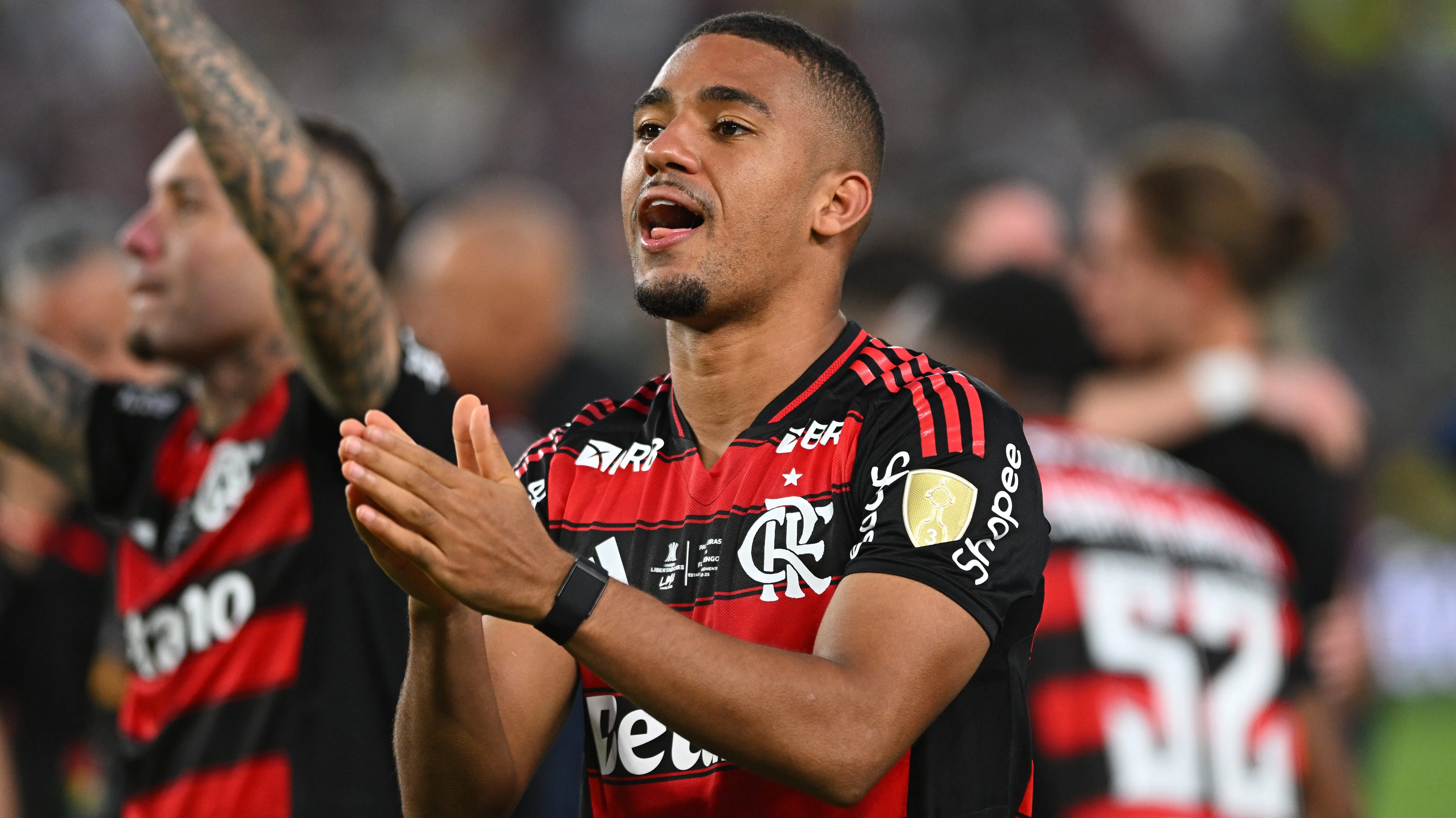 Samuel Lino, ex-Atlético de Madrid, com a camisa do Flamengo. Foto: Rodrigo Valle/Getty Images