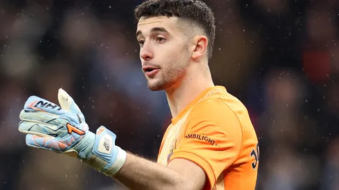 Espanyol x Barcelona: Joan García empurra zagueiro para evitar gol. (Foto: Judit Cartiel/Getty Images)