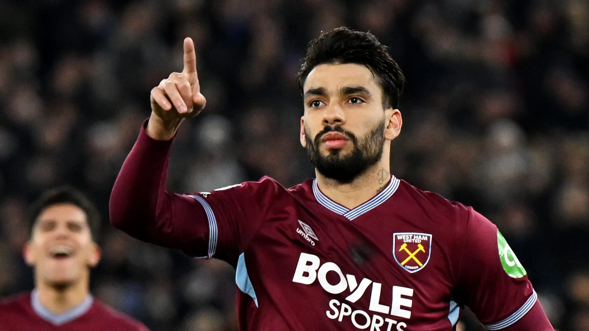 Lucas Paquetá, do West Ham United, comemora ao marcar o segundo gol de sua equipe, de pênalti, durante a partida da Premier League entre West Ham United e Brighton &amp; Hove Albion, no Estádio de Londres, em 30 de dezembro de 2025, em Londres, Inglaterra. (Foto: Mike Hewitt/Getty Images)