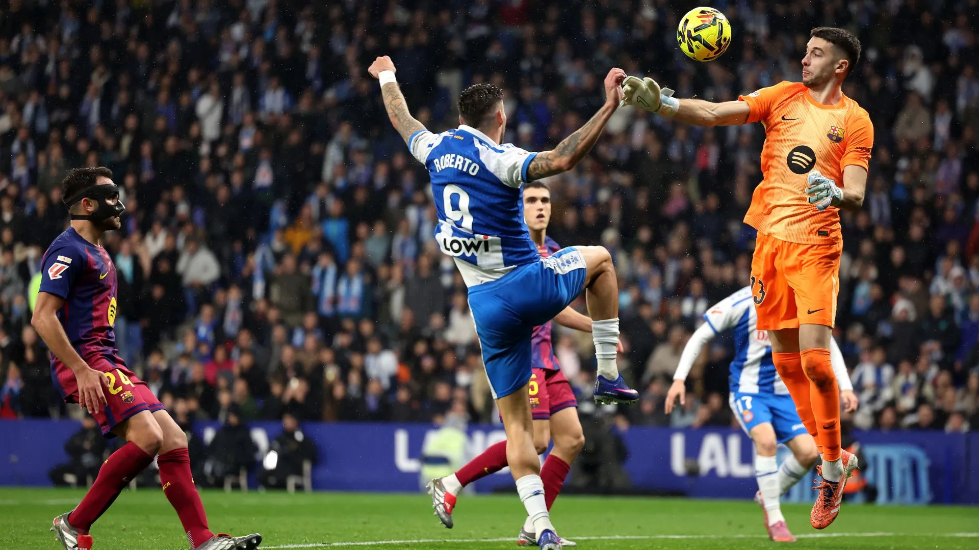 Joan García em ação no clássico entre Espanyol e Barcelona (foto: Judit Cartiel/Getty Images)