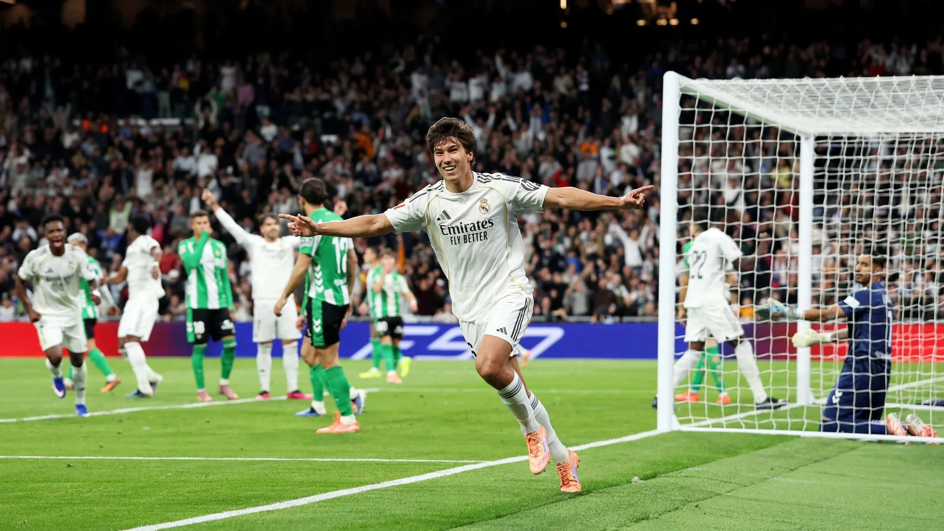 Gonzalo García comemora gol contra o Real Betis. Foto: Florencia Tan Jun/Getty Images