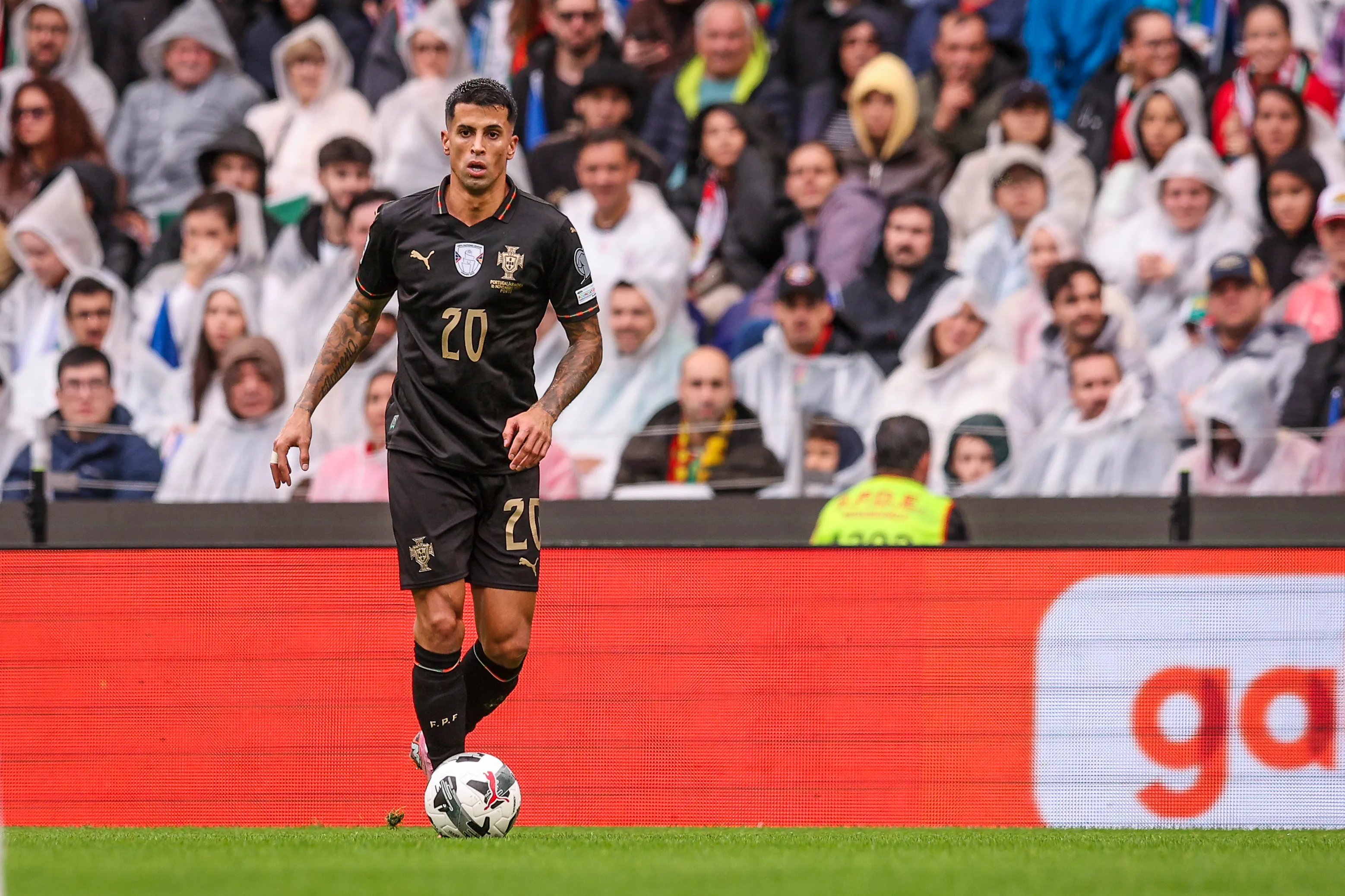 João Cancelo quer jogar no Barcelona. Foto: Carlos Rodrigues/Getty Images