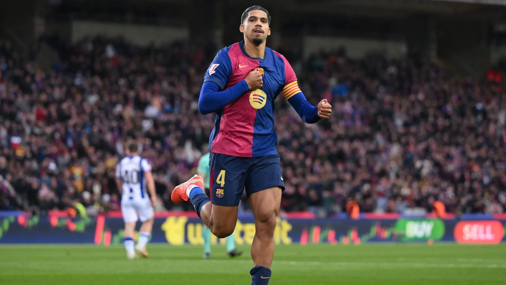 Ronald Araujo comemora gol durante partida da La Liga. Foto: David Ramos/Getty Images