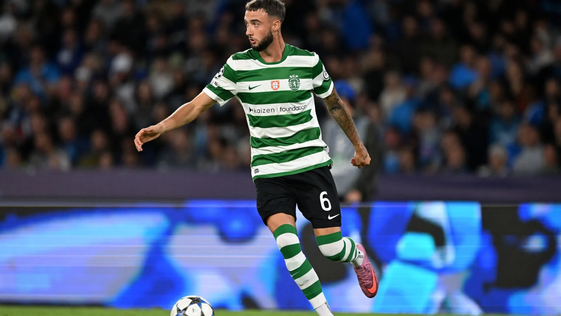 Zeno Debast durante partida da Liga dos Campeões. Foto: Francesco Pecoraro/Getty Images