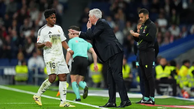 Ancelotti fala com Endrick durante partida. Foto: Angel Martinez/Getty Images