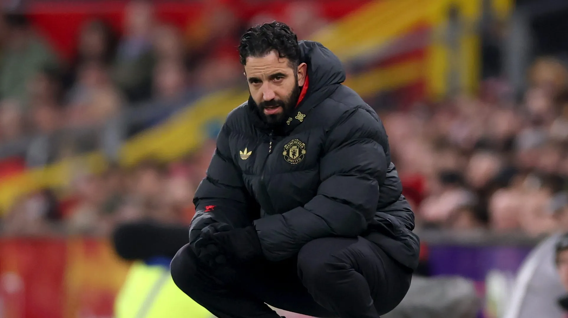 Ruben Amorim agachado em jogo do United