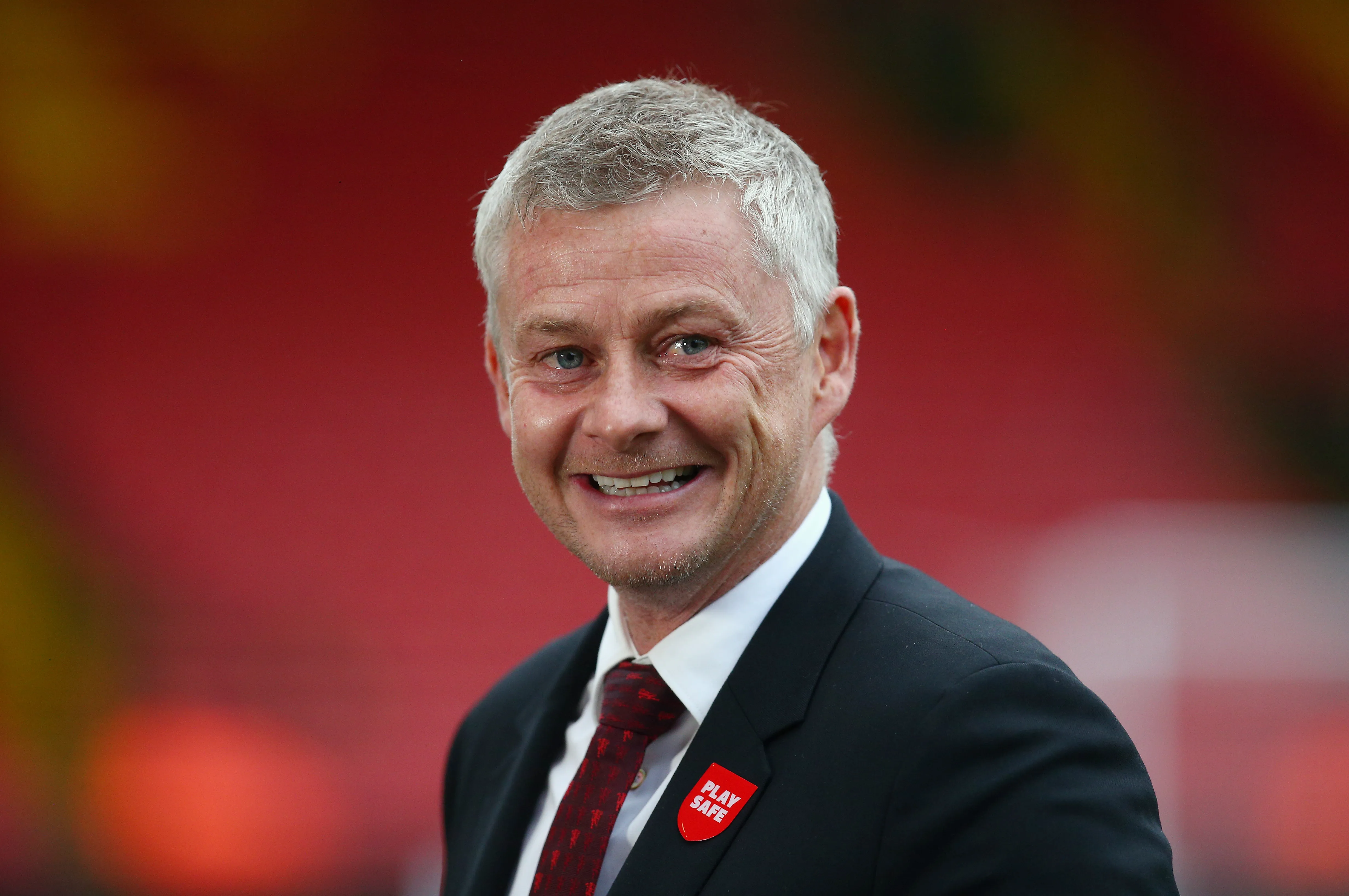 Solskjaer de terno e gravata em jogo do Manchester United. Foto: Charlie Crowhurst/Getty Images
