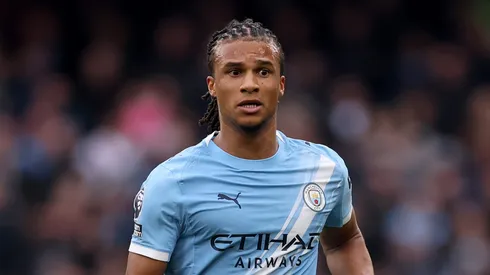 Milan estuda proposta ao Manchester City para contratar Aké, alvo do Barcelona. (Photo by Carl Recine/Getty Images)