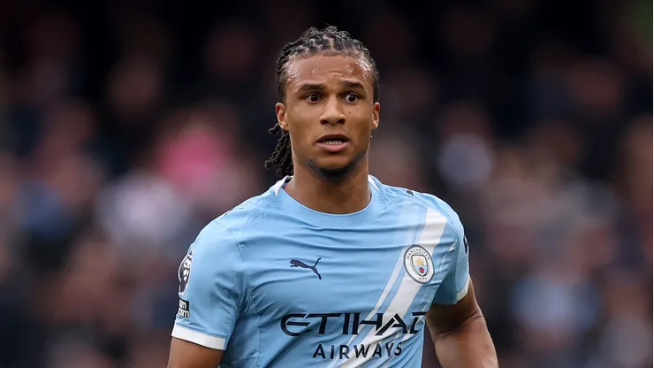 Milan estuda proposta ao Manchester City para contratar Aké, alvo do Barcelona. (Photo by Carl Recine/Getty Images)