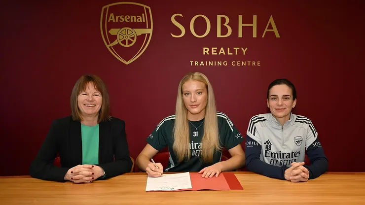 A jogadora de 19 anos chega para reforçar a lateral do clube inglês - Foto: Divulgação/Arsenal