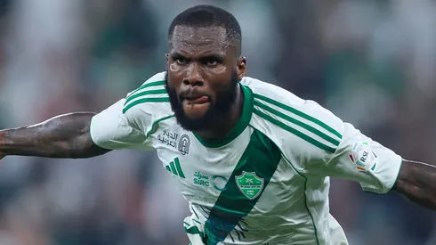 Kessié comemora gol pelo Al-Ahli. (Photo by Yasser Bakhsh/Getty Images)