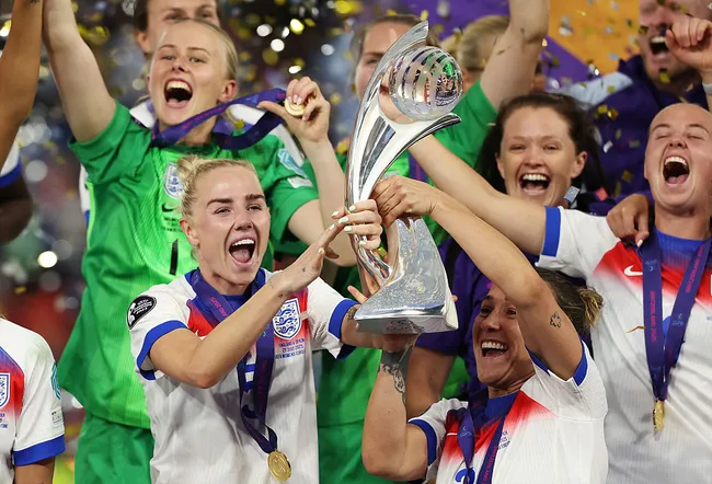 Alex Greenwood é uma das líderes da Seleção da Inglaterra - Foto: Charlotte Wilson/Getty Images