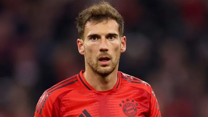 Leon Goretzka, alvo do Tottenham, em campo, de camisa vermelha