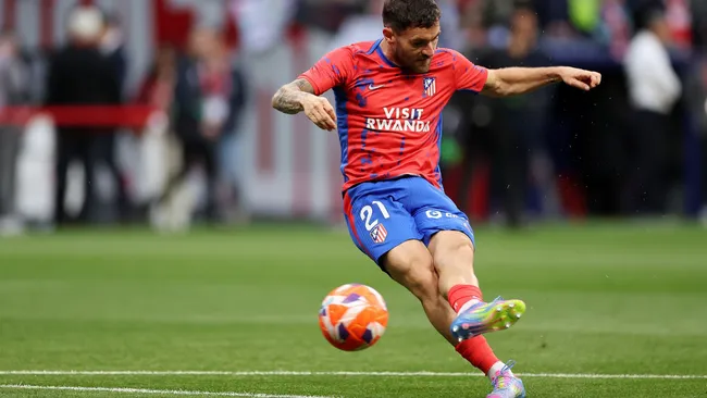 Javi Galan se aquece antes da partida da La Liga. Foto: Florencia Tan Jun/Getty Images