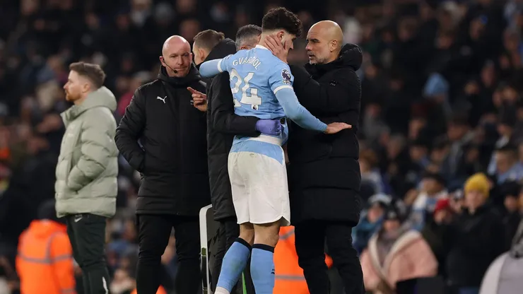Gvardiol é amparado por Guardiola após lesão no Manchester City (Carl Recine/Getty Images)