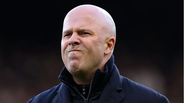 Arne Slot teria discutido com o diretor do Liverpool por conta de Rio Ngumoha, diz portal. Treinador não gostaria de dar tantas chances para o atleta, enquanto o diretor gostaria que isso acontecesse. (Foto: Justin Setterfield/Getty Images)