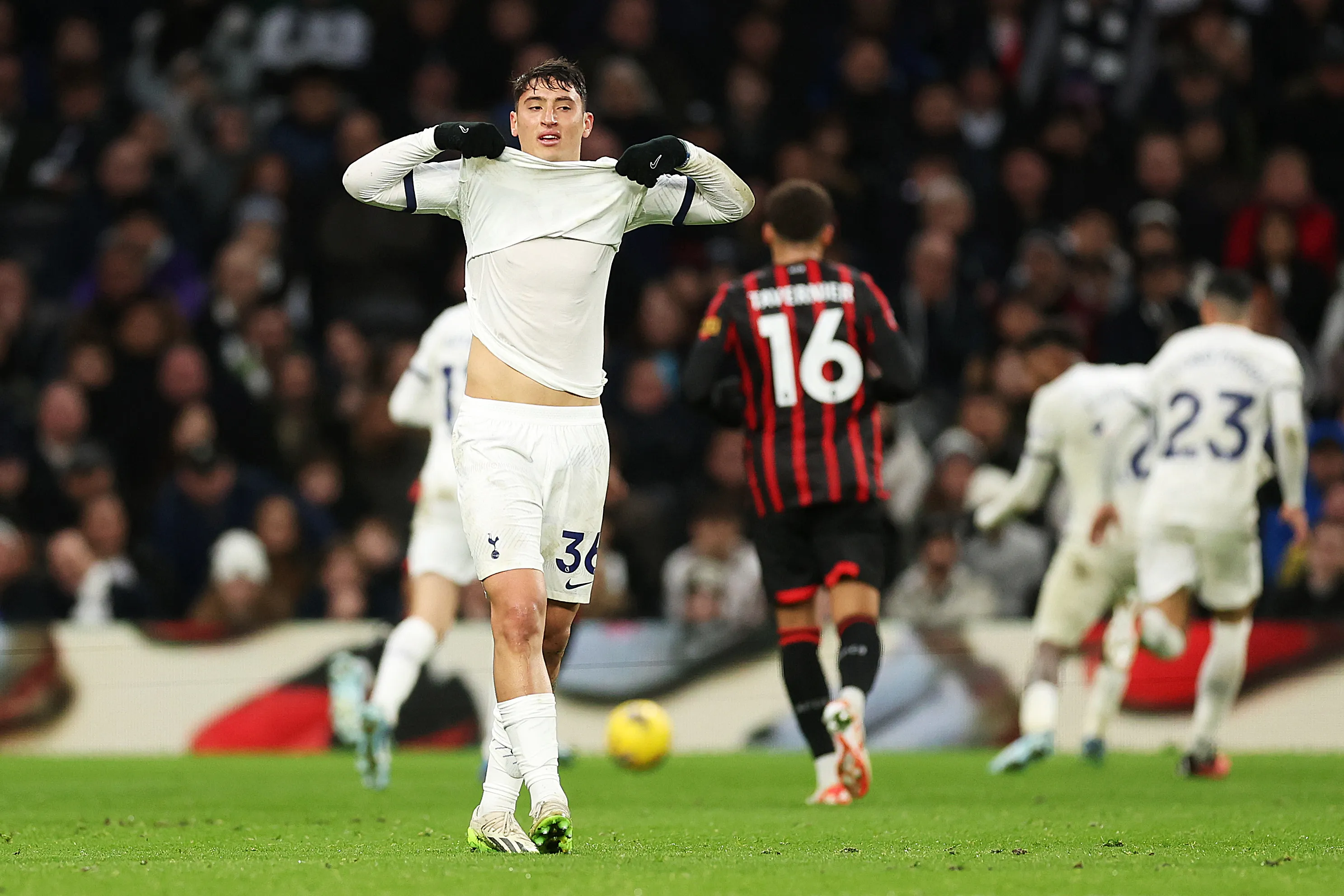 Alejo Véliz em partida do Tottenham. (Photo by Julian Finney/Getty Images)