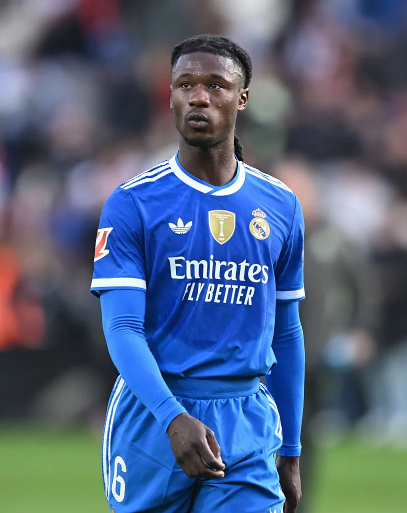 Camavinga, em campo,com a camisa azul