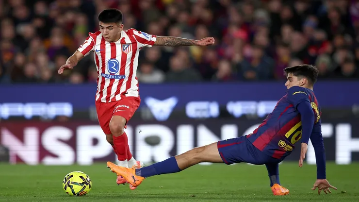 Thiago Almada, do Atlético de Madrid, em ação contra o Barcelona - Eric Alonso/Getty Images