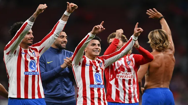 Almada e companheiros comemoram vitória do Atlético de Madrid contra o Osasuna – Denis Doyle/Getty Images