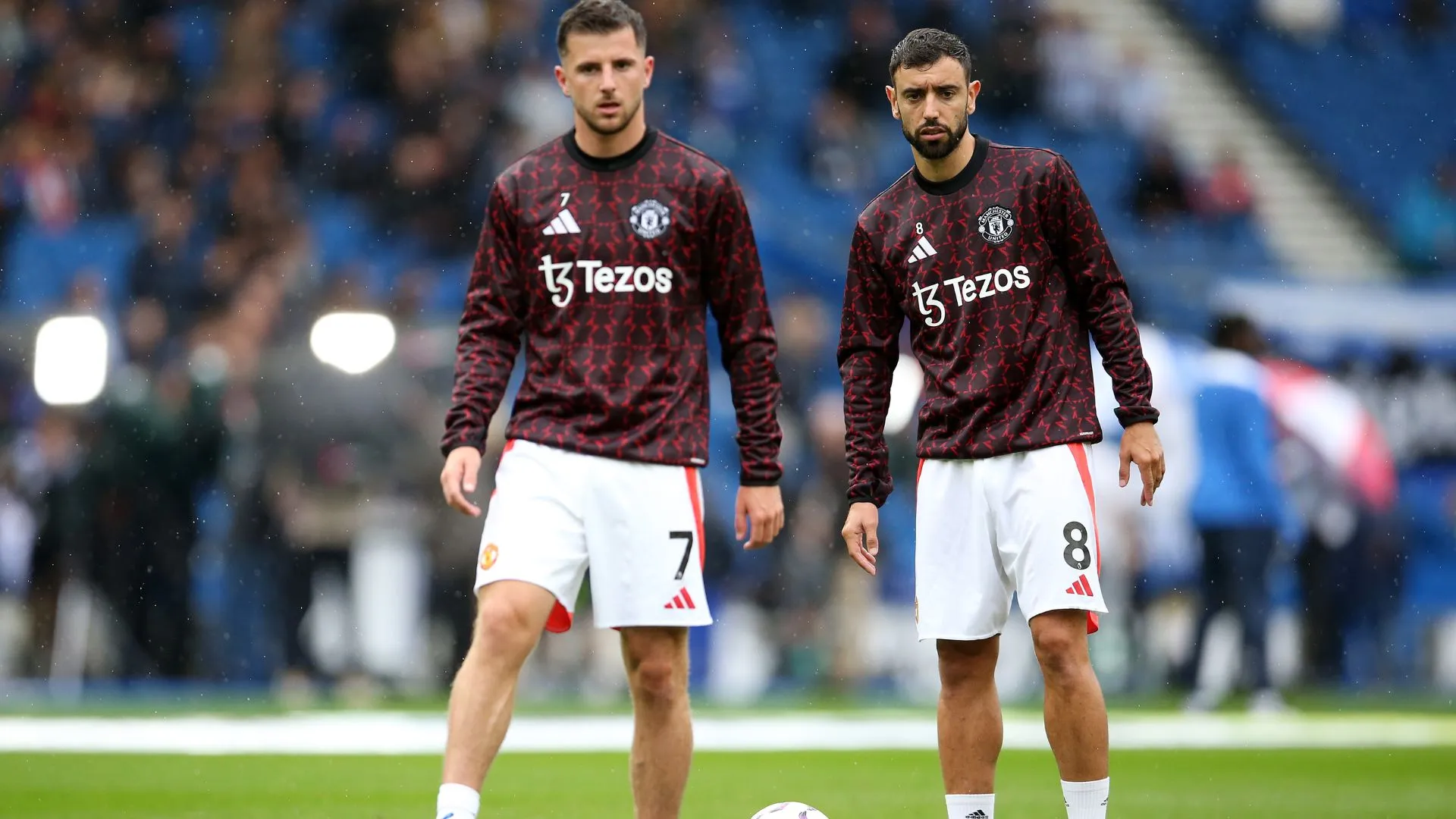 Mount e Bruno Fernandes aquecendo em jogo do Manchester United (foto: Steve Bardens/Getty Images)