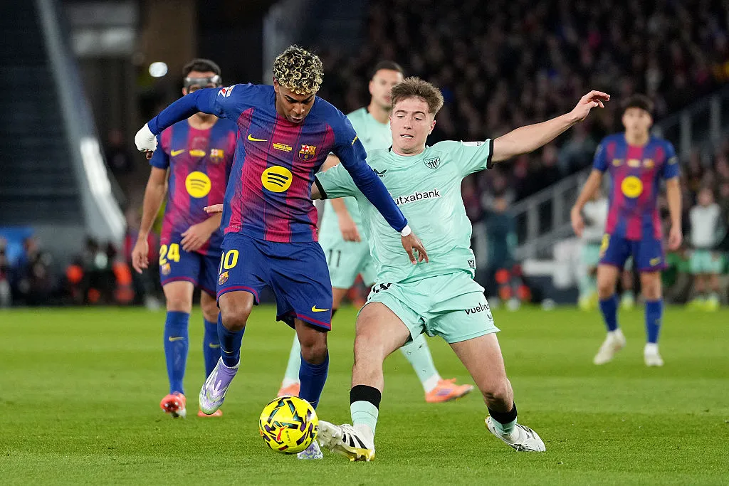 Lamine Yamal, do FC Barcelona, ​​disputa a posse de bola com Mikel Jauregizar, do Athletic Club, durante a partida da LaLiga EA Sports entre FC Barcelona e Athletic Club no Spotify Camp Nou, em 22 de novembro de 2025, em Barcelona, ​​Espanha. (Foto de Alex Caparros/Getty Images)