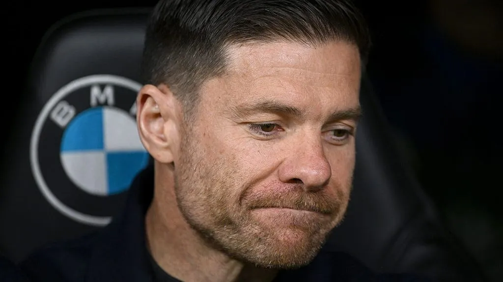 Xabi Alonso, sentado no banco de reservas