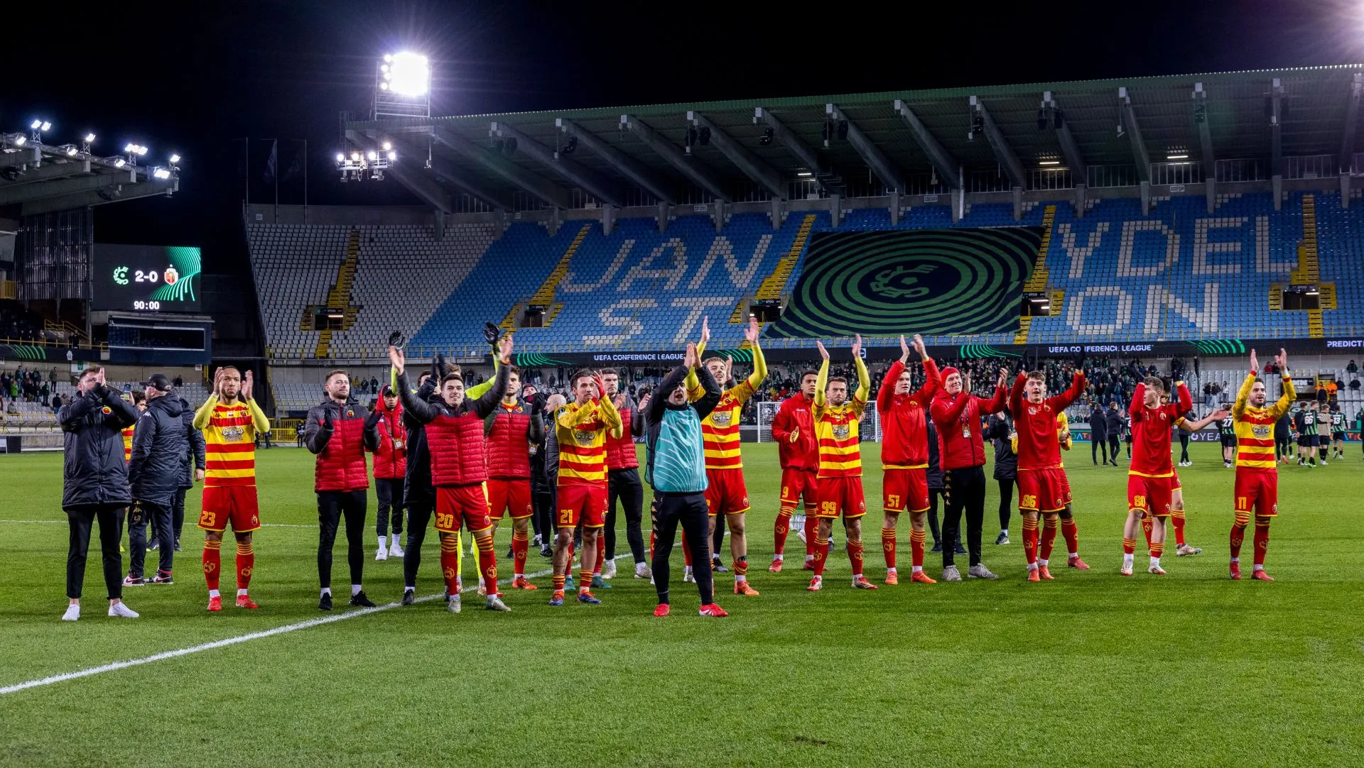 Jogadores do Jagiellonia Bialystok comemoram vitória após partida da Conference League. Foto: Omar Havana/Getty Images