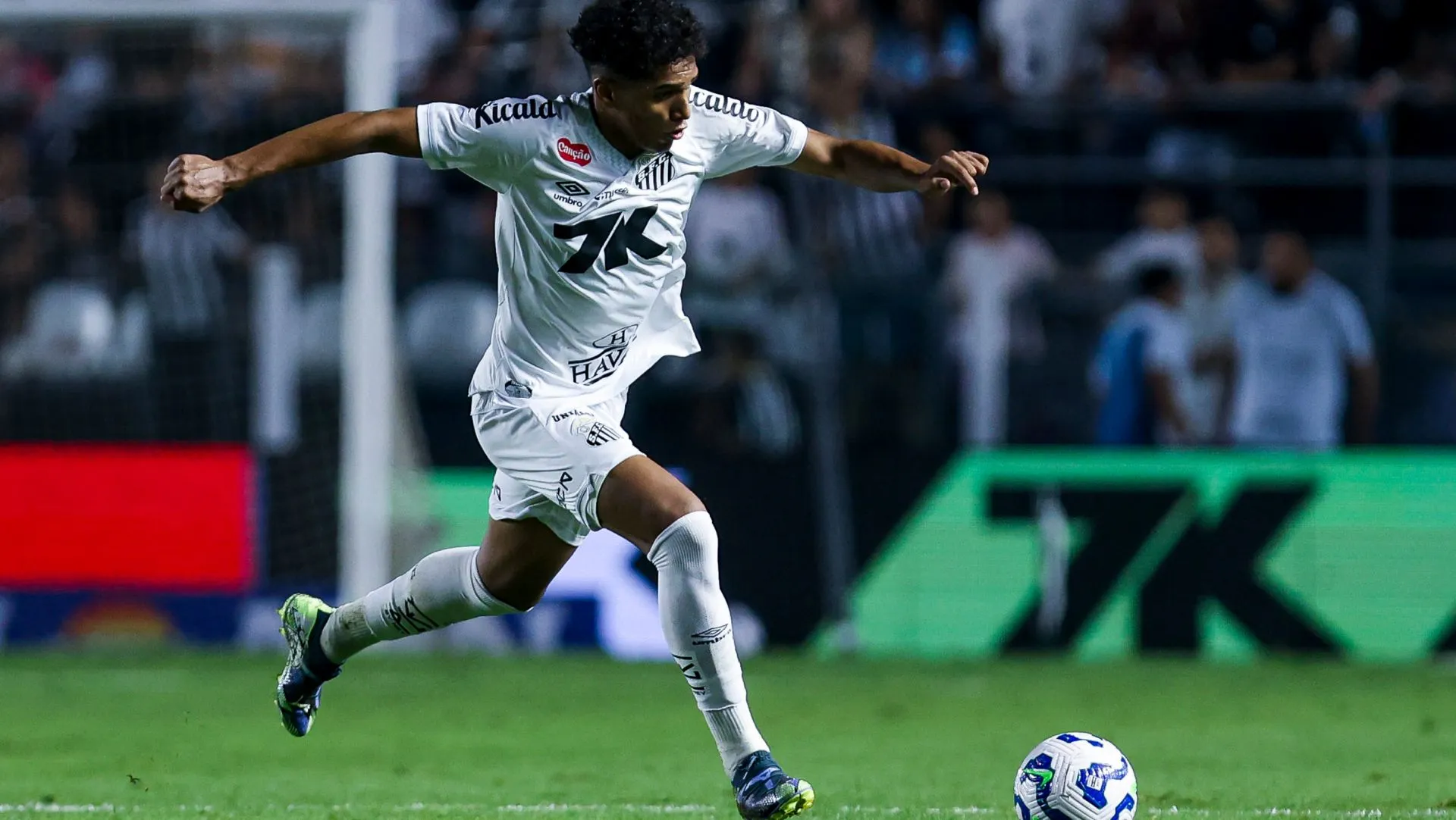 Souza, do Santos, durante partida Brasileirão 2025. Foto: Ricardo Moreira/Getty Images