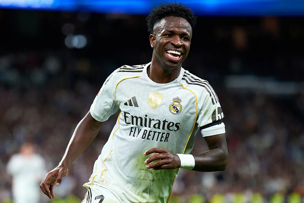 Vinicius Júnior, em campo, comemorando no Real Madrid