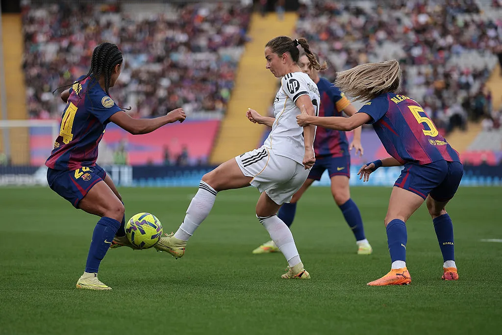 No último duelo entre as equipes o Barcelona goleou o Real Madrid por 4 a 0, jogando em casa – Foto: Eric Alonso/Getty Images