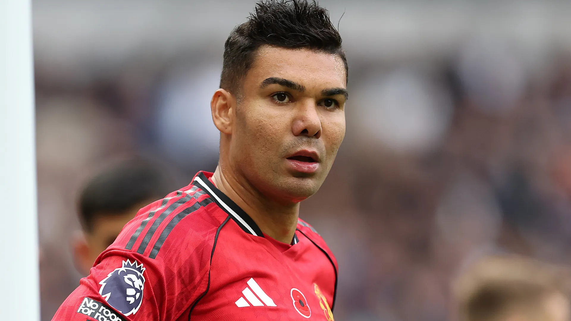 Casemiro aparece olhando para o centro durante um jogo pelo Manchester United