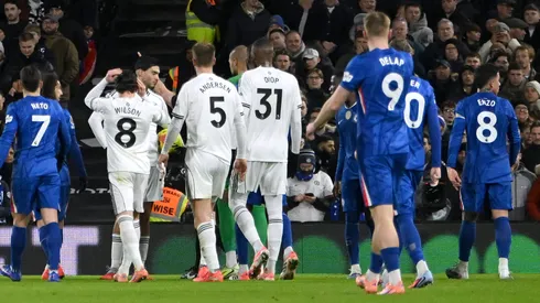 Marc Cucurella recebe cartão vermelho por impedir oportunidade clara de gol contra o Fulham. (Foto: Mike Hewitt/Getty Images)