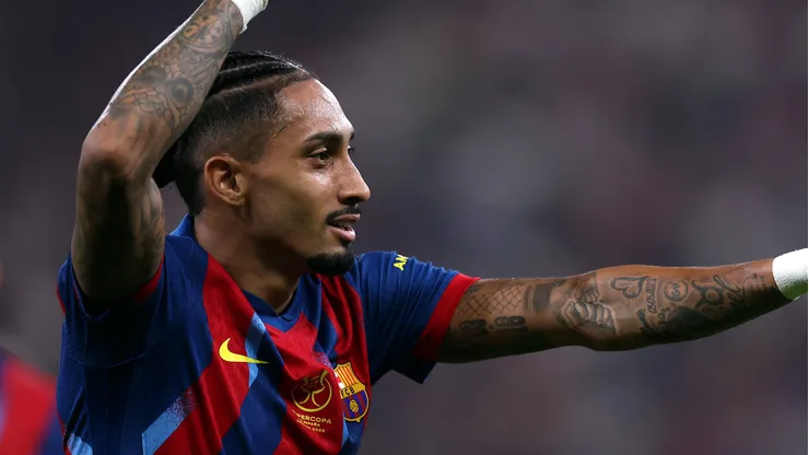 Raphinha marca dois gols em goleada do Barcelona (Photo by Yasser Bakhsh/Getty Images)