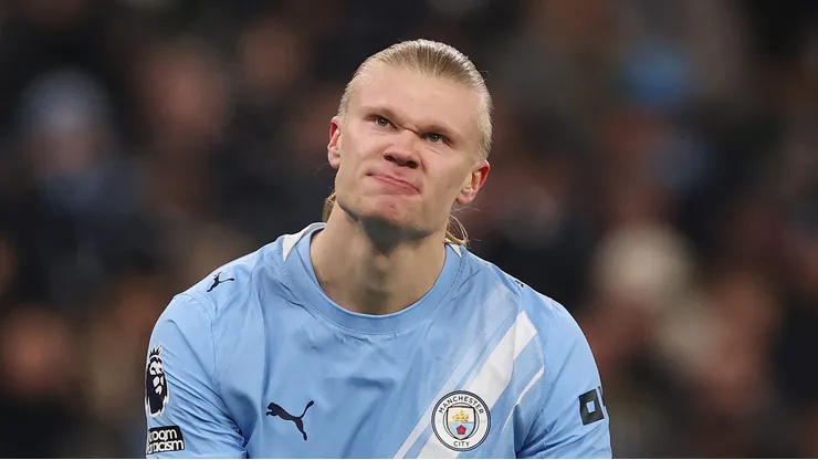 Haaland em campo pelo Manchester City (Photo by Carl Recine/Getty Images)