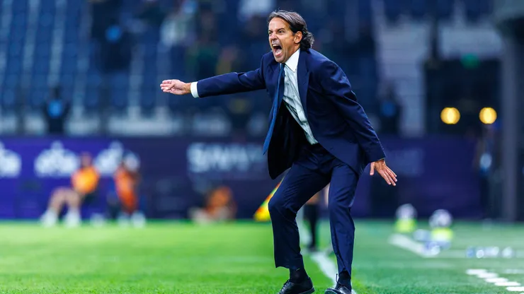 Simone Inzaghi irritado durante jogo do Al-Hilal -Photo by Abdullah Ahmed/Getty Images