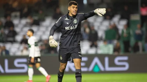 Clube italiano atravessa o Flamengo por Pedro Morisco, do Coritiba. Foto: Luis Garcia/AGIF