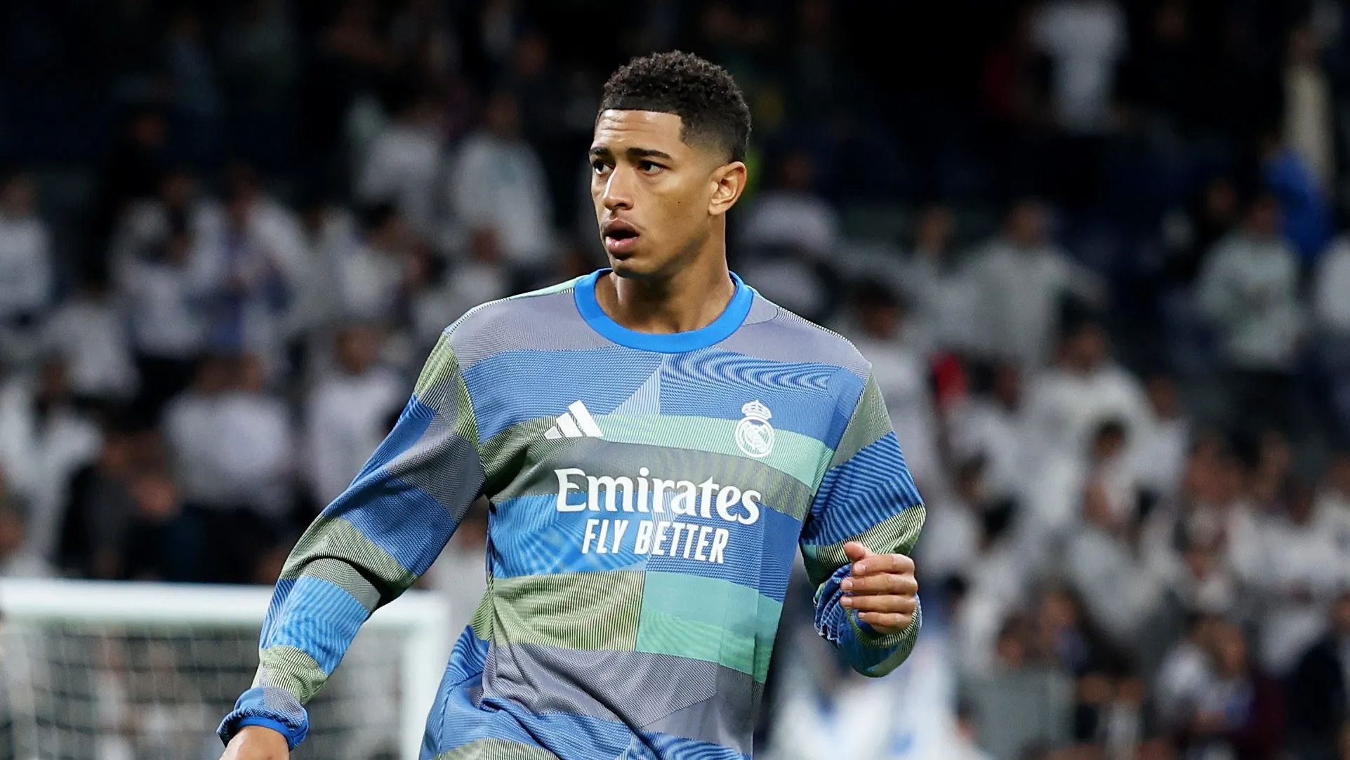 Jude Bellingham, do Real Madrid, aquece antes da partida da LaLiga EA Sports entre Real Madrid CF e Real Betis Balompié no Estádio Santiago Bernabéu, em 4 de janeiro de 2026, em Madri, Espanha. (Foto: Florencia Tan Jun / Getty Images)