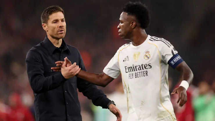 Xabi Alonso e Vinicius Júnior se cumprimentando em jogo do Real Madrid