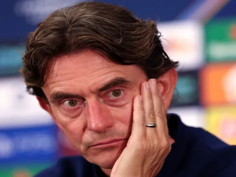 Técnico do Tottenham, Thomas Frank é criticado por foto em que aparece bebendo em copo do Arsenal