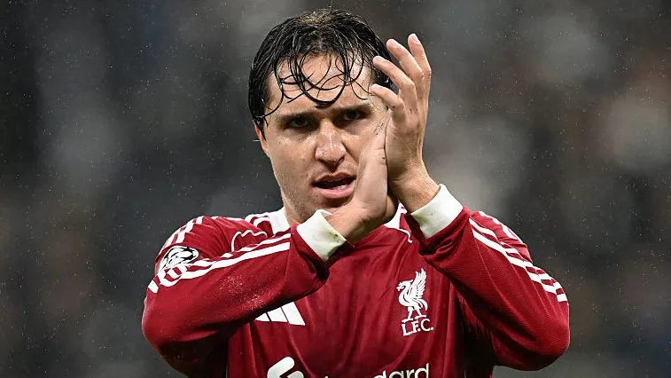 Chiesa, em campo, aplaudindo