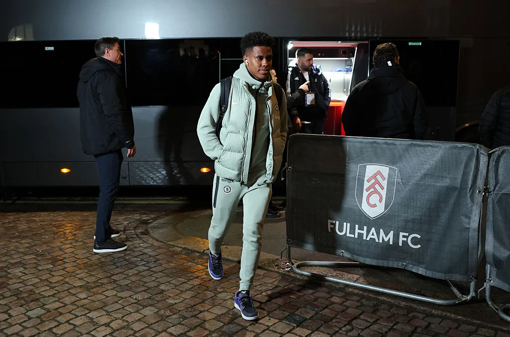 Estêvão, do Chelsea, antes da partida contra o Fulham. Durante a partida, o jogador sequer entrou e a torcida cobrou mais oportunidades e o motivo do brasileiro não ter entrado. Torcedor comentou, no X, que se ele não tiver oportunidades, terá que fazer igual Endrick no Real Madrid (Foto: Justin Setterfield/Getty Images)