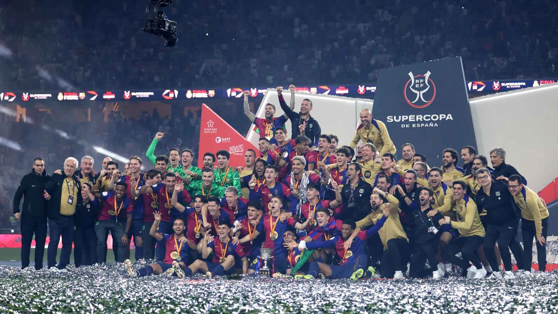 Jogadores e comissão do Barcelona comemoram com troféu da Supercopa da Espanha. Foto: Yasser Bakhsh/Getty Images