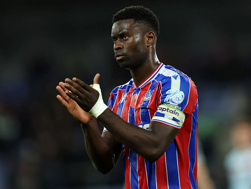 Marc Guehi ainda não renovou contrato com Crystal Palace e é alvo não só do Barcelona como de outros clubes.  (Foto: Eddie Keogh/Getty Images)