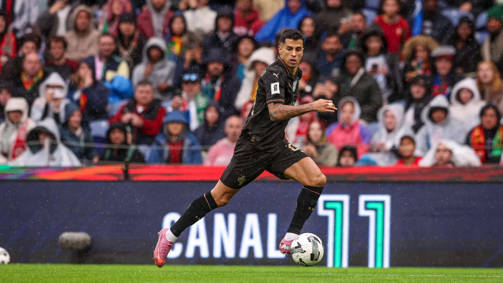 Cancelo durante partida das eliminatórias da Copa do Mundo. Foto: Carlos Rodrigues/Getty Images